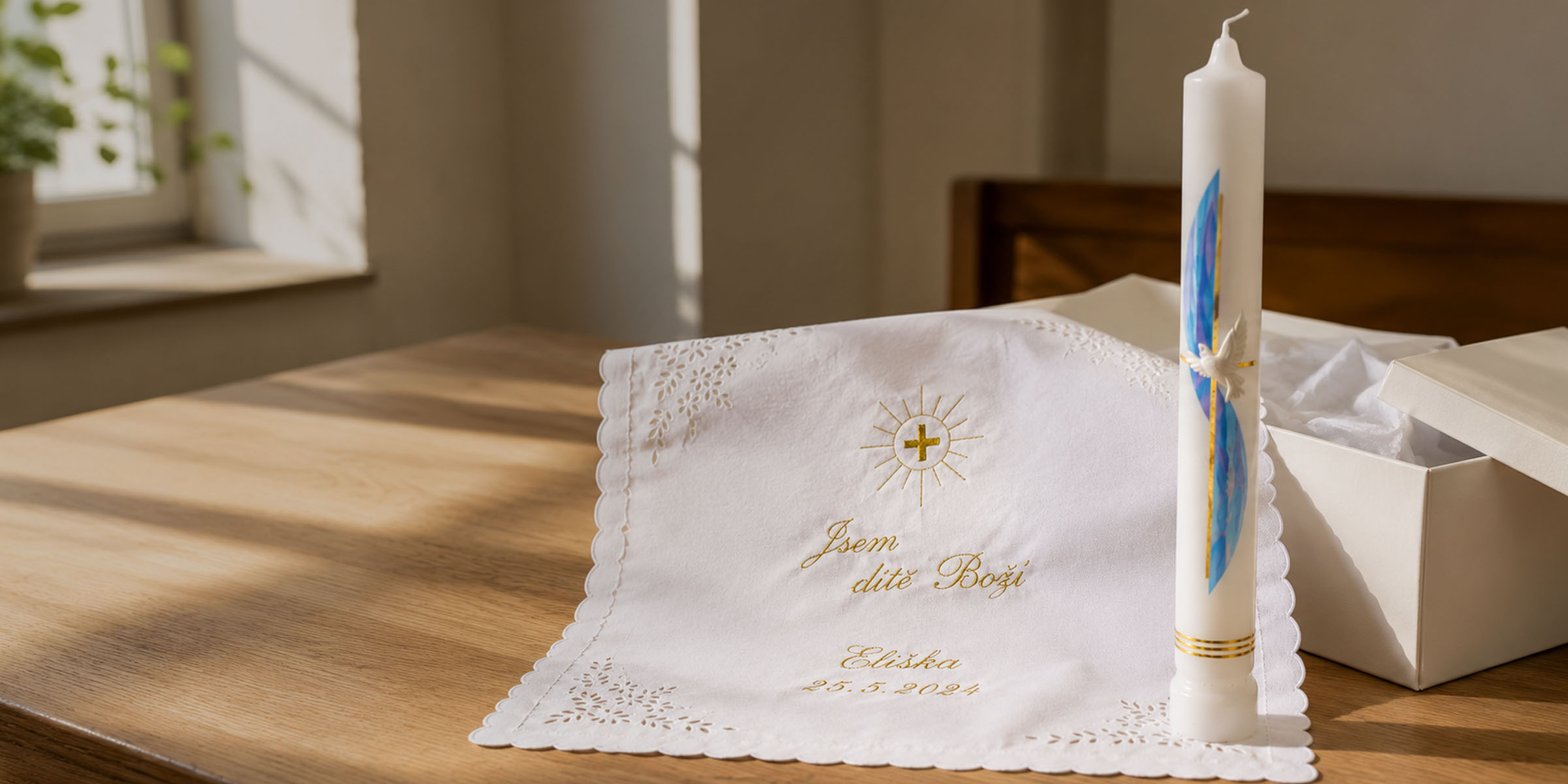 Liturgická textilie s výšivkou a svící
